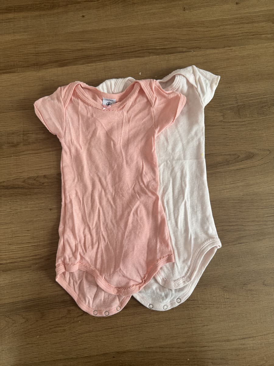 lot 2 bodies bebe fille Petit Bateau 12 mois rose et blanc manches courtes — Tres bon Etat — à Paris